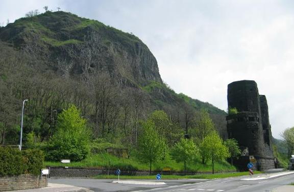 Wie ein Mahnmal erinnern die Brückentürme der ehemaligen Ludendorffbrücke an die letzten Tage und Wochen des Zweiten Weltkrieges