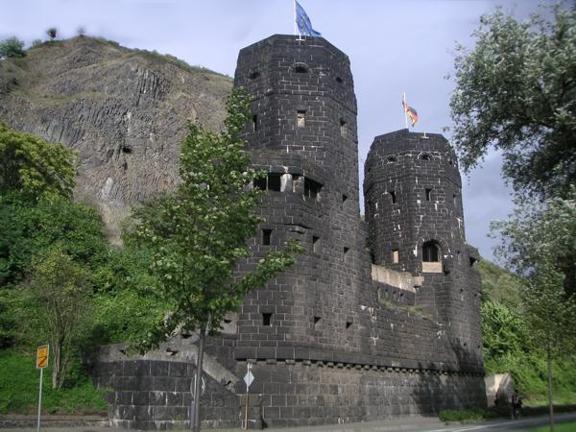 Die mächtigen Brückentürme der ehemaligen Ludendorffbrücke bieten zusammen mit dem Felsen der Erpeler Ley ein eindrucksvolles Bild