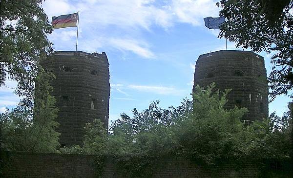 Blick auf die Rückseite der Brückentürme vom Eingang des Tunnels aus