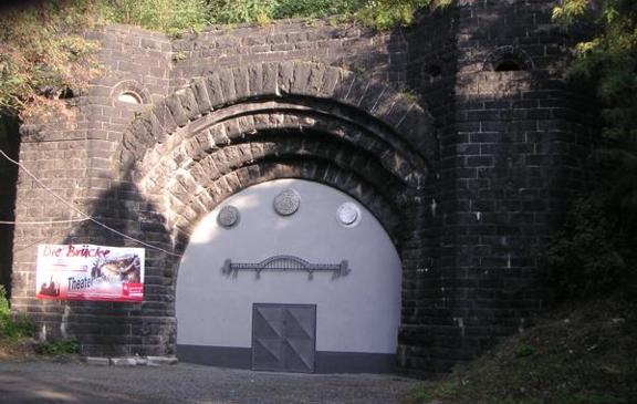 So präsentiert sich der Tunneleingang nach den umfangreichen Umbauarbeiten des Eisenbahntunnels zum "Tunnel-Theater"
