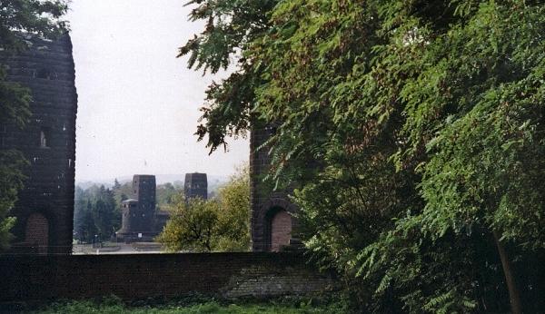 Blick durch die Brückentürme auf die Pfeiler der Brücke auf der gegenüberliegenden Seite des Rheins in Remagen