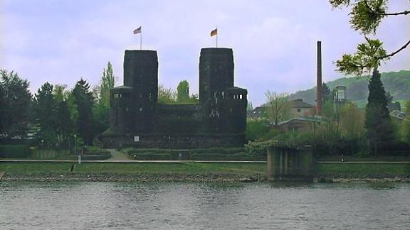 Die Brückentürme auf der anderen Rheinseite in Remagen beherbergen ein Friedensmuseum
