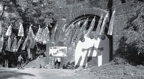 Die silbernen Engel des Künstlers »WolfRabe« am Eingang zum Eisenbahntunnel erinnern noch an das Brückenfestival in Erpel. Die Deutsche Bahn AG hat der Gemeinde das Bauwerk mitsamt dem Gelände der »Alten Bahn« zum Kauf angeboten.