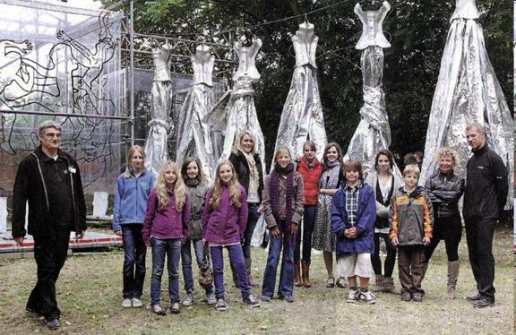 Stolz präsentieren Teilnehmer des Künstlercamps, Schüler des Gymnasiums Schloss Hagerhof, mit WolfRabe (links), Peter Stehr (von rechts) und Anke Noreike die Ergebnisse ihrer Arbeit.