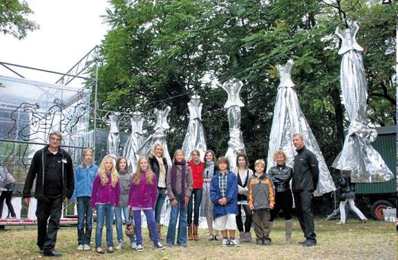 Die jungen Künstler des Gymnasiums Schloss Hagerhof präsentierten zusammen mit dem Installationskünstler »WolfRabe« die Fliegenden Engel.