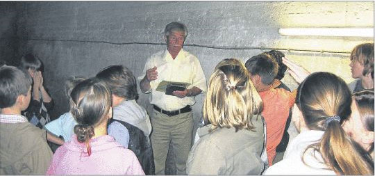 Erpels ehemaliger Bürgermeister Edgar Neustein erzählte den Schülern des Internats Hagerhof im Erpeler Tunnel die Geschichte 