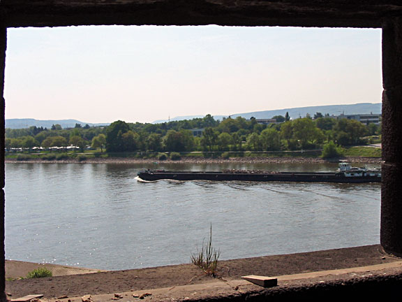 Aus jedem der insgesamt 6 Stockwerke in beiden Brückentürmen bieten sich dem Besucher künftig völlig neue Lichtblicke, so auf die Zwillingstürme auf Remagener Seite oder auch auf den Rhein und die Stadt Remagen